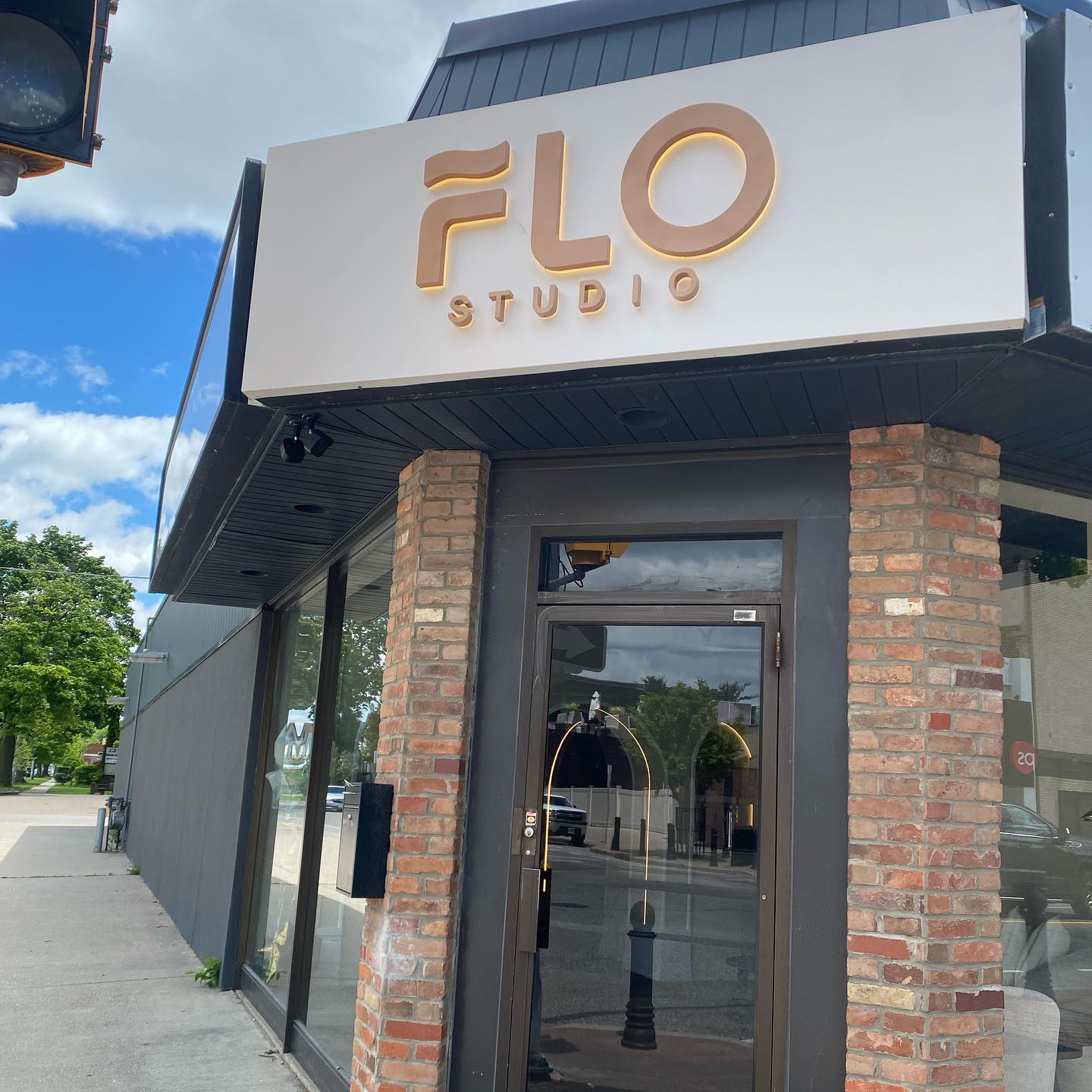 Brb starting our day with a reformer pilates sesh at the newest studio in Walkerville - @flostudio_windsor
Head to their page & check out their schedule for upcoming classes! π©°